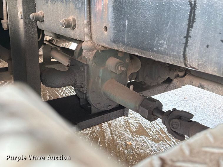 image for item EA7332 2007 Peterbilt 385 fuel / lube truck