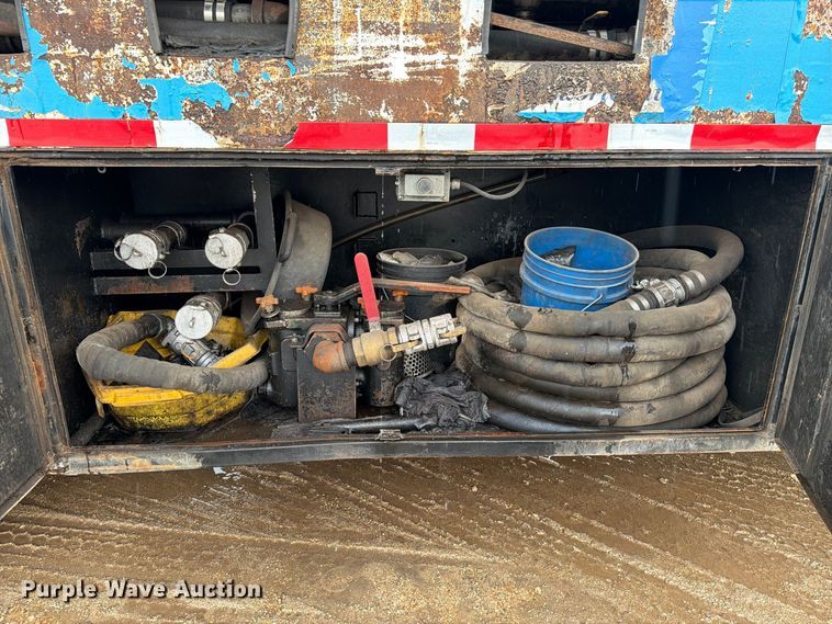 image for item EA7332 2007 Peterbilt 385 fuel / lube truck