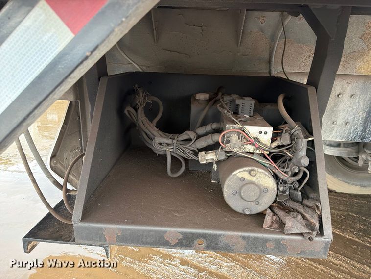 image for item EA7332 2007 Peterbilt 385 fuel / lube truck