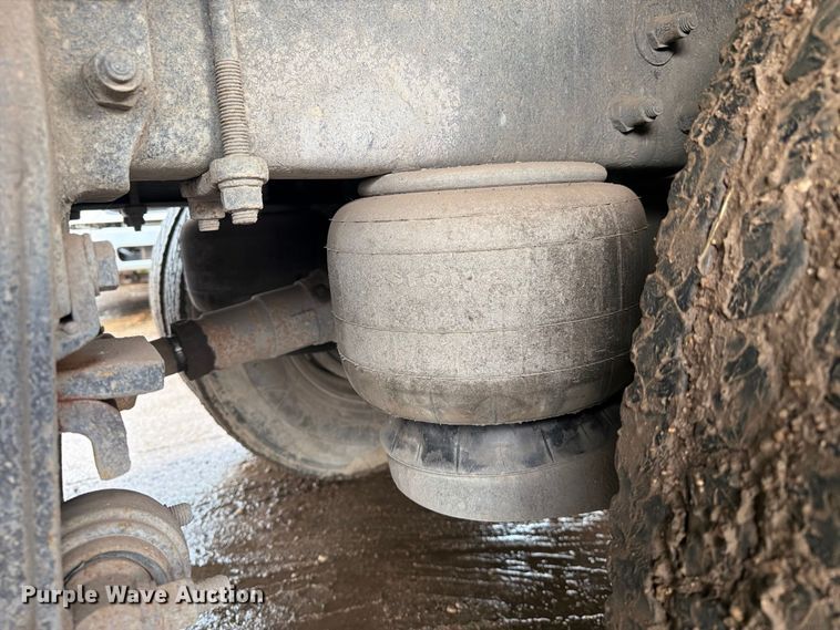 image for item EA7332 2007 Peterbilt 385 fuel / lube truck