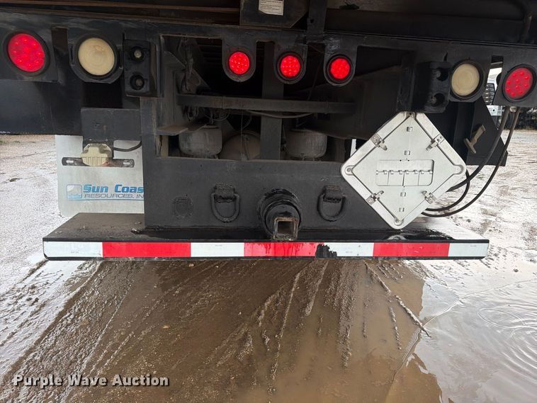 image for item EA7332 2007 Peterbilt 385 fuel / lube truck