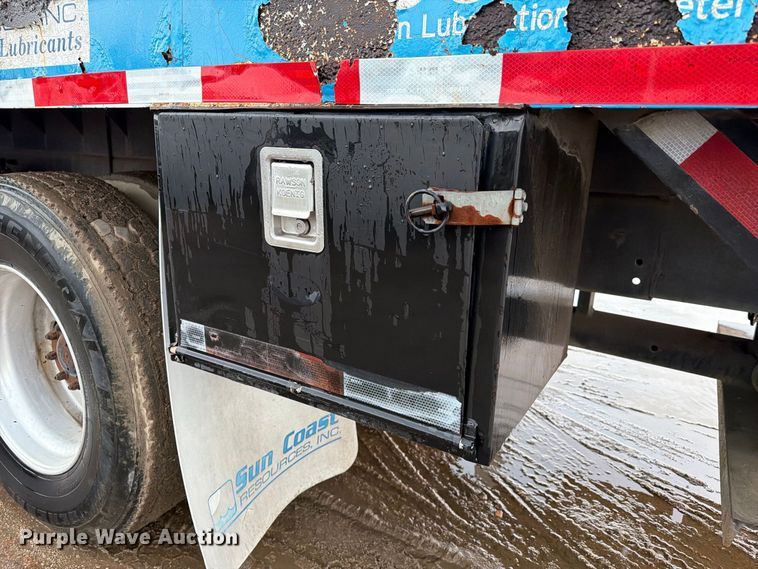 image for item EA7332 2007 Peterbilt 385 fuel / lube truck