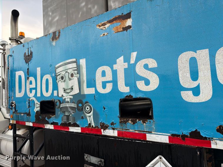 image for item EA7332 2007 Peterbilt 385 fuel / lube truck