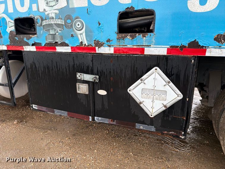 image for item EA7332 2007 Peterbilt 385 fuel / lube truck