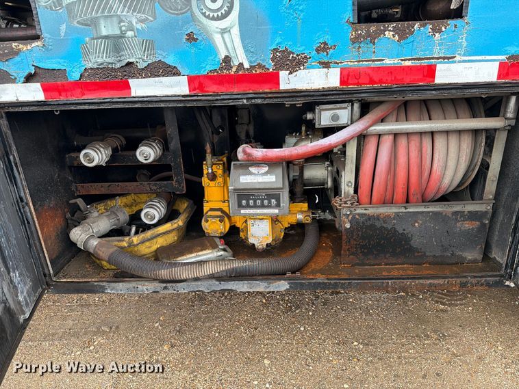 image for item EA7332 2007 Peterbilt 385 fuel / lube truck