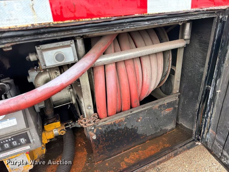 image for item EA7332 2007 Peterbilt 385 fuel / lube truck
