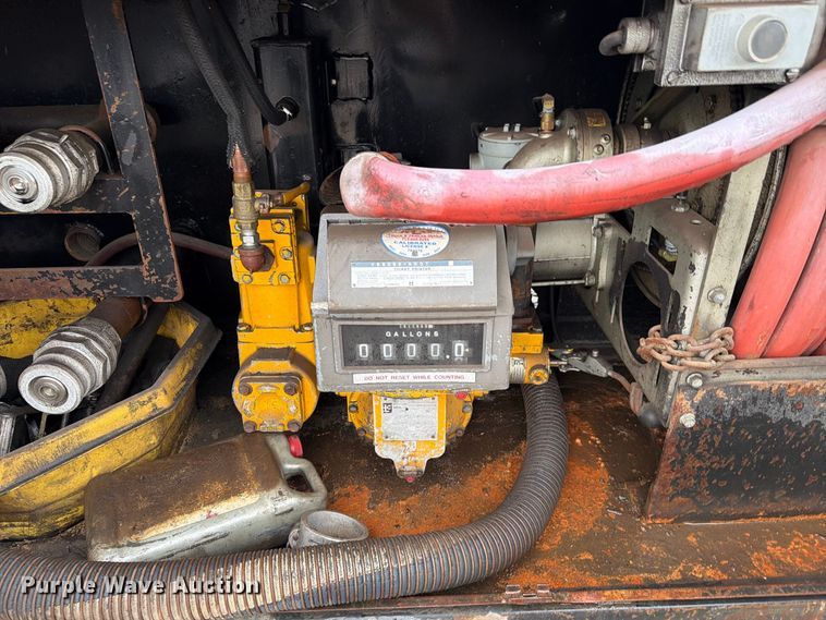 image for item EA7332 2007 Peterbilt 385 fuel / lube truck