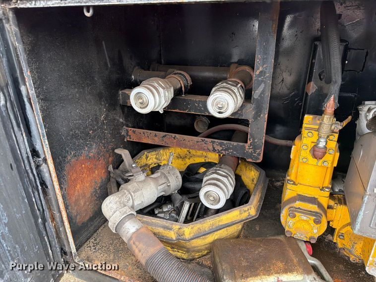 image for item EA7332 2007 Peterbilt 385 fuel / lube truck
