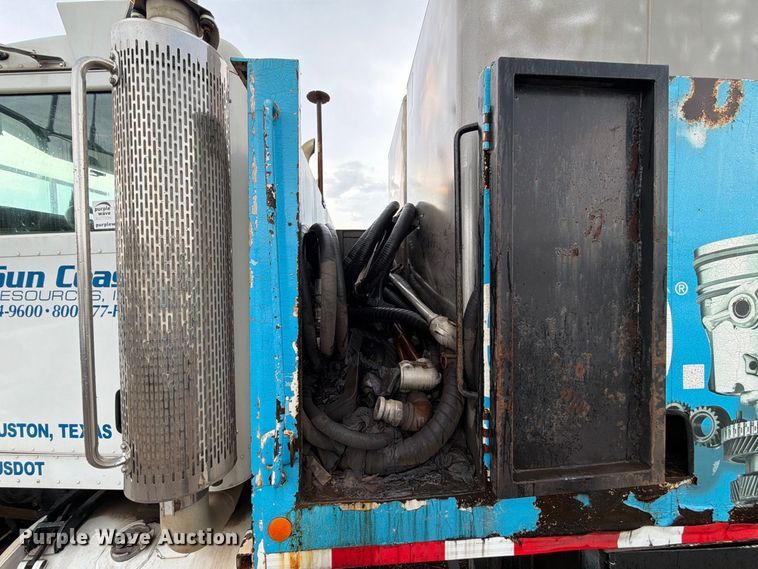 image for item EA7332 2007 Peterbilt 385 fuel / lube truck