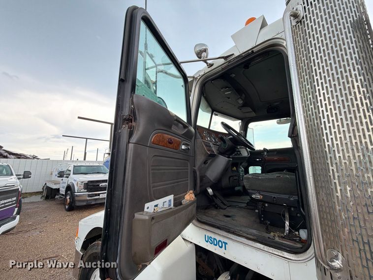 image for item EA7332 2007 Peterbilt 385 fuel / lube truck
