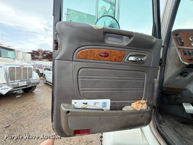 image for item EA7332 2007 Peterbilt 385 fuel / lube truck