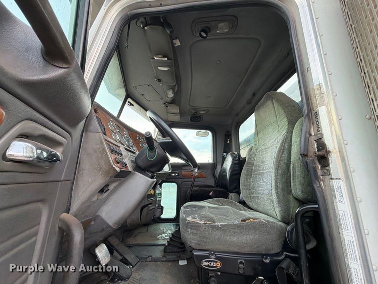 image for item EA7332 2007 Peterbilt 385 fuel / lube truck