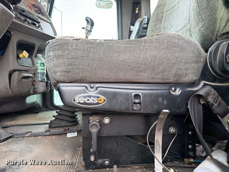 image for item EA7332 2007 Peterbilt 385 fuel / lube truck