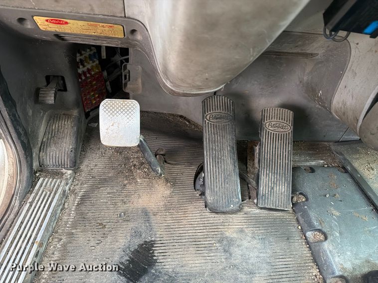 image for item EA7332 2007 Peterbilt 385 fuel / lube truck