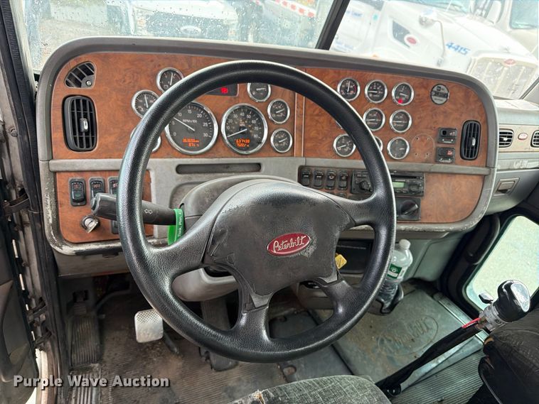 image for item EA7332 2007 Peterbilt 385 fuel / lube truck
