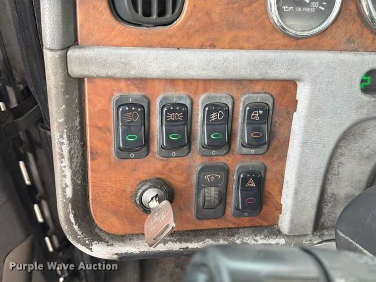 image for item EA7332 2007 Peterbilt 385 fuel / lube truck