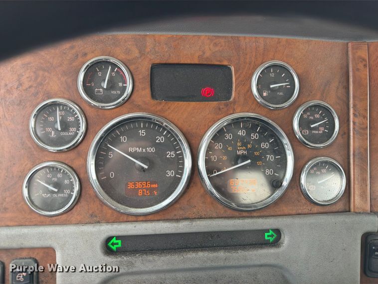 image for item EA7332 2007 Peterbilt 385 fuel / lube truck