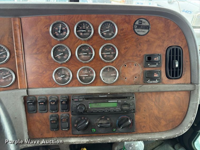 image for item EA7332 2007 Peterbilt 385 fuel / lube truck
