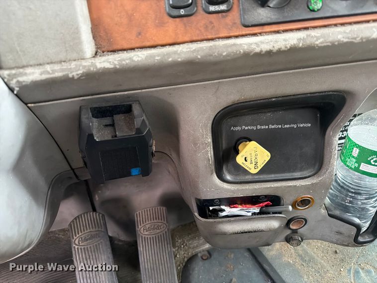 image for item EA7332 2007 Peterbilt 385 fuel / lube truck
