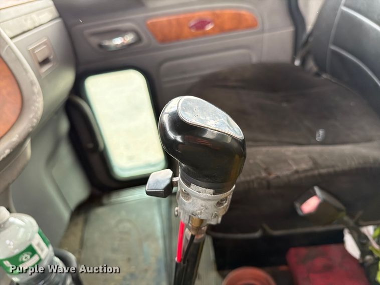 image for item EA7332 2007 Peterbilt 385 fuel / lube truck