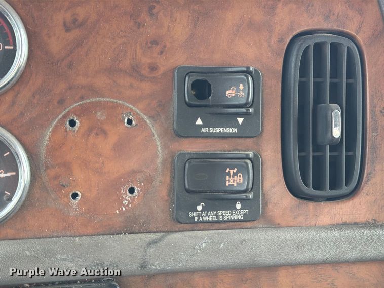 image for item EA7332 2007 Peterbilt 385 fuel / lube truck