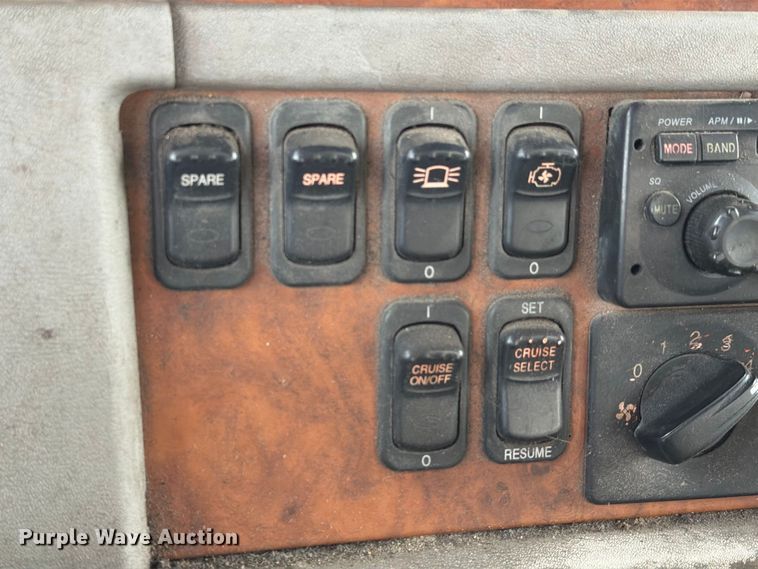 image for item EA7332 2007 Peterbilt 385 fuel / lube truck