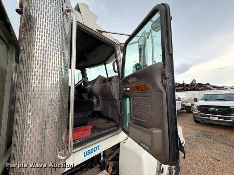 image for item EA7332 2007 Peterbilt 385 fuel / lube truck