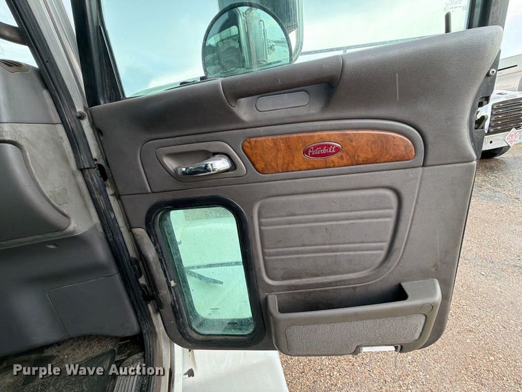 image for item EA7332 2007 Peterbilt 385 fuel / lube truck