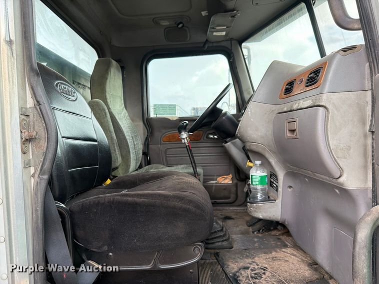 image for item EA7332 2007 Peterbilt 385 fuel / lube truck