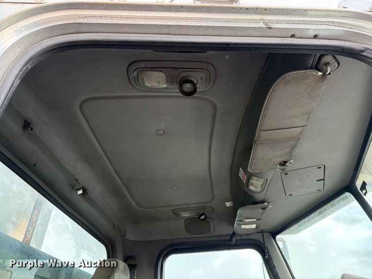 image for item EA7332 2007 Peterbilt 385 fuel / lube truck