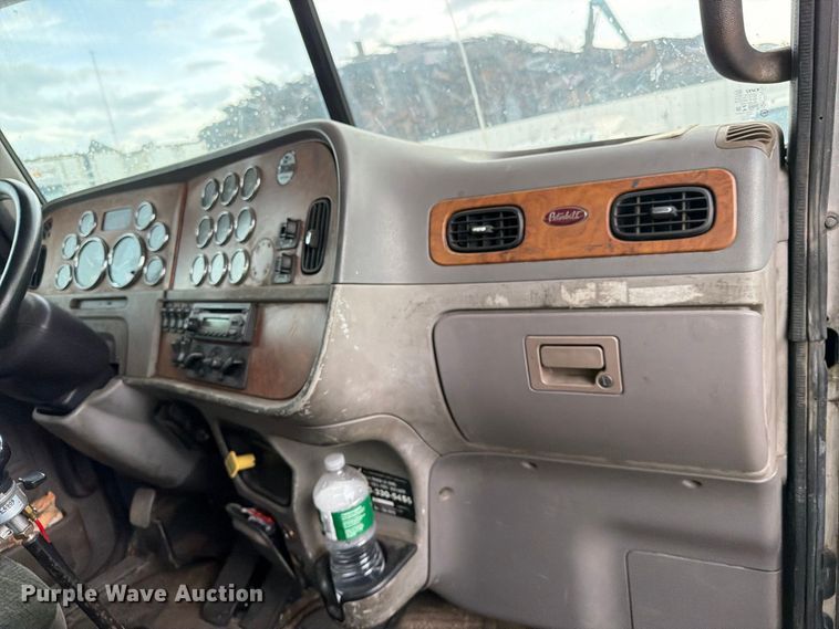 image for item EA7332 2007 Peterbilt 385 fuel / lube truck