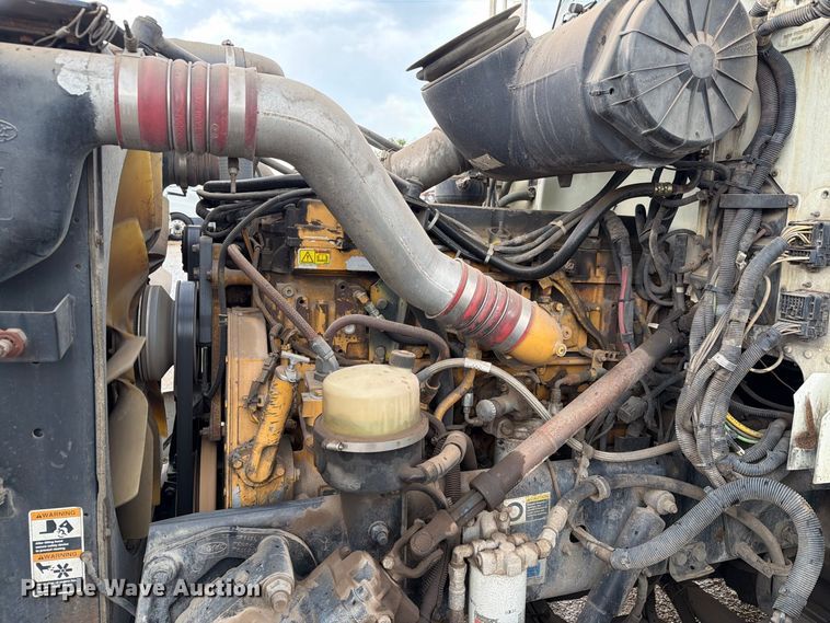 image for item EA7332 2007 Peterbilt 385 fuel / lube truck