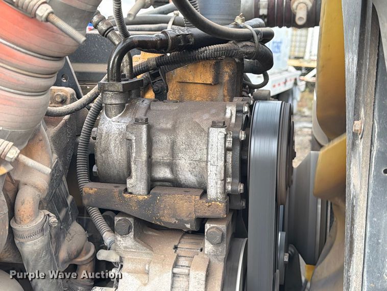 image for item EA7332 2007 Peterbilt 385 fuel / lube truck