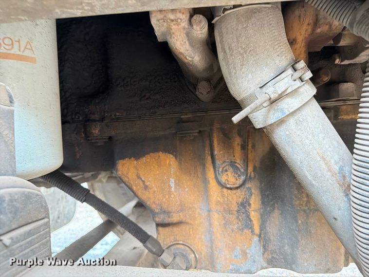 image for item EA7332 2007 Peterbilt 385 fuel / lube truck