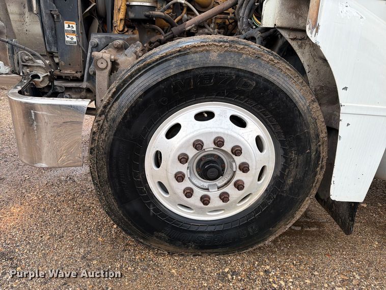 image for item EA7332 2007 Peterbilt 385 fuel / lube truck
