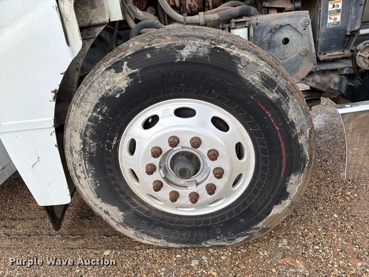 image for item EA7332 2007 Peterbilt 385 fuel / lube truck