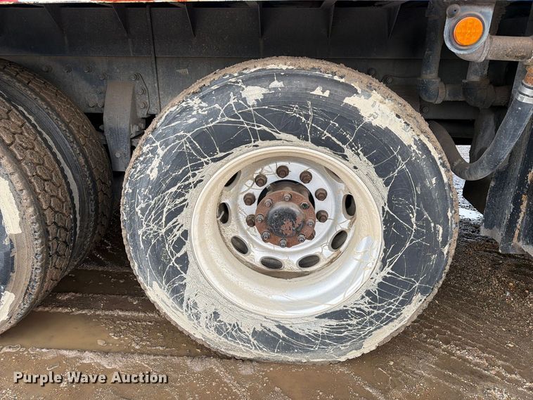 image for item EA7332 2007 Peterbilt 385 fuel / lube truck