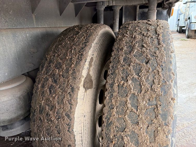image for item EA7332 2007 Peterbilt 385 fuel / lube truck