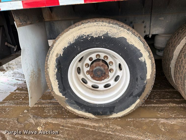 image for item EA7332 2007 Peterbilt 385 fuel / lube truck