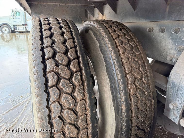 image for item EA7332 2007 Peterbilt 385 fuel / lube truck
