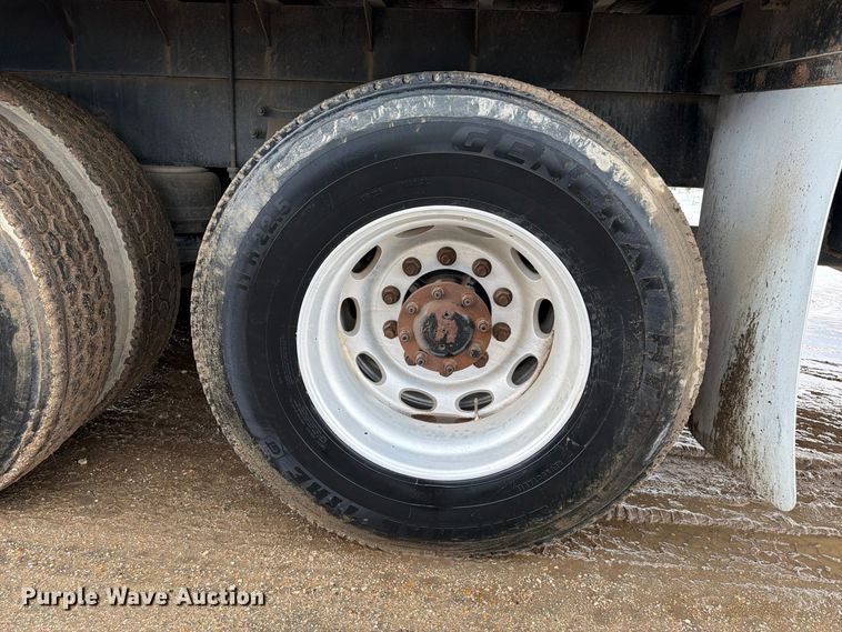 image for item EA7332 2007 Peterbilt 385 fuel / lube truck