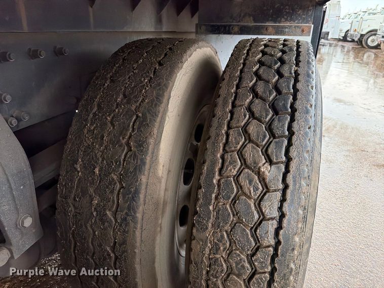 image for item EA7332 2007 Peterbilt 385 fuel / lube truck
