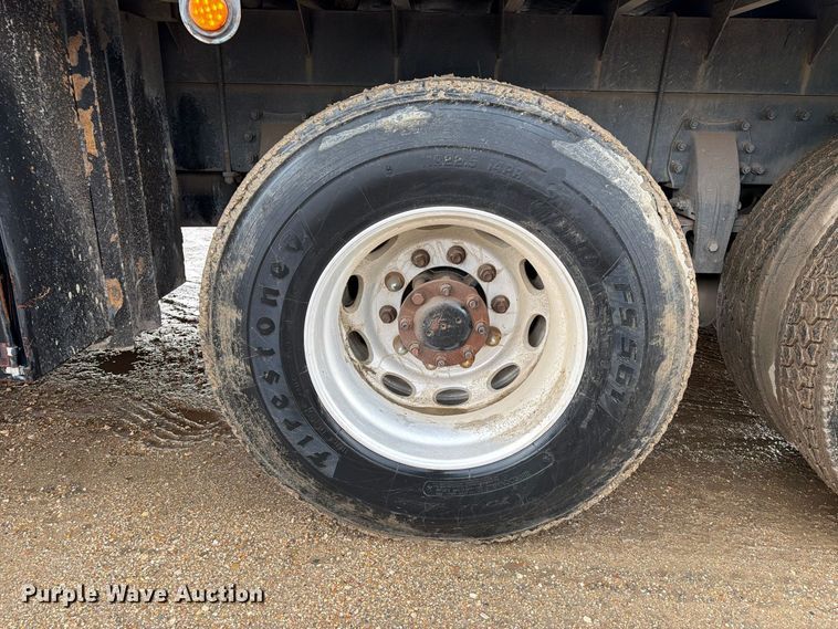 image for item EA7332 2007 Peterbilt 385 fuel / lube truck