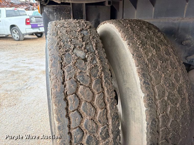 image for item EA7332 2007 Peterbilt 385 fuel / lube truck