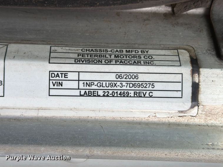image for item EA7332 2007 Peterbilt 385 fuel / lube truck