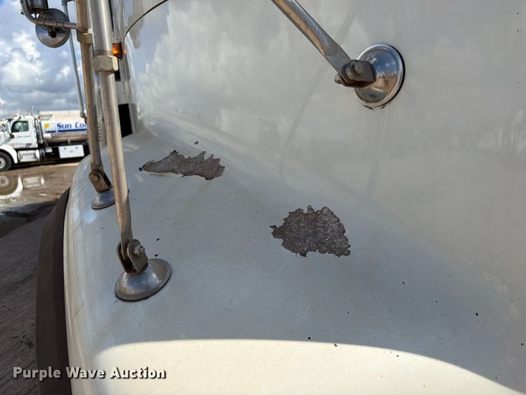 image for item EA7333 2015 International DF677 Fuel Truck