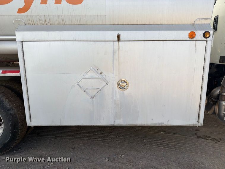 image for item EA7333 2015 International DF677 Fuel Truck