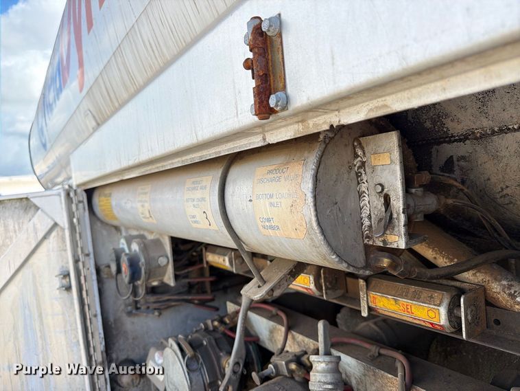 image for item EA7333 2015 International DF677 Fuel Truck