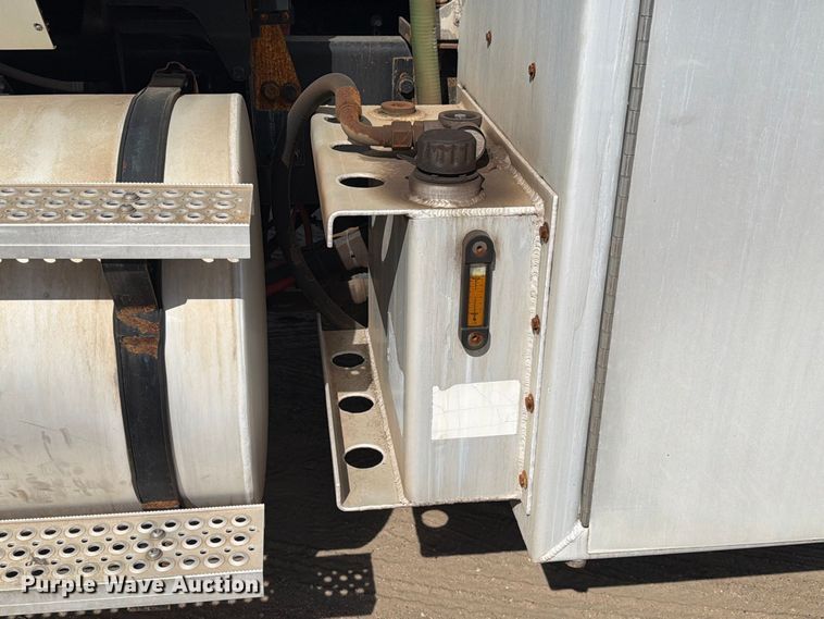 image for item EA7333 2015 International DF677 Fuel Truck
