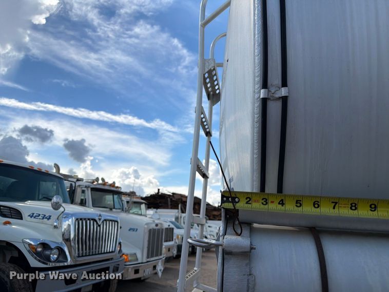 image for item EA7333 2015 International DF677 Fuel Truck